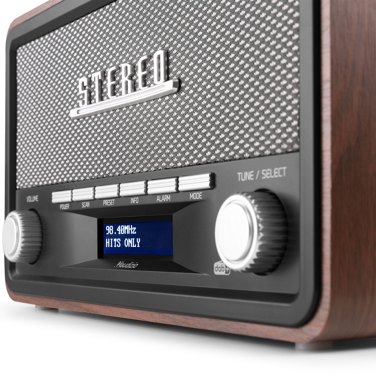 Una radio de estilo retro con una carcasa de madera y una pantalla digital que muestra la emisora.