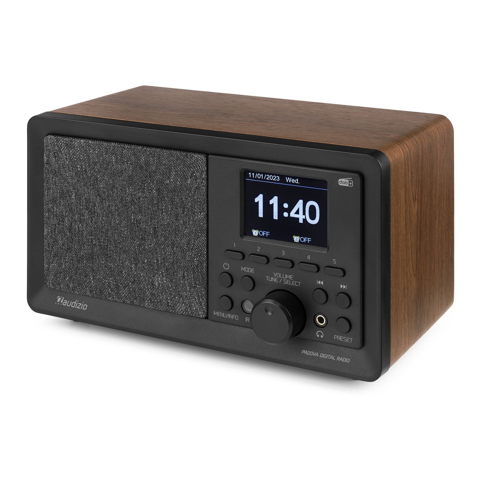 Radio digital de madera con pantalla que muestra la hora y la fecha. Botones y perilla visibles.
