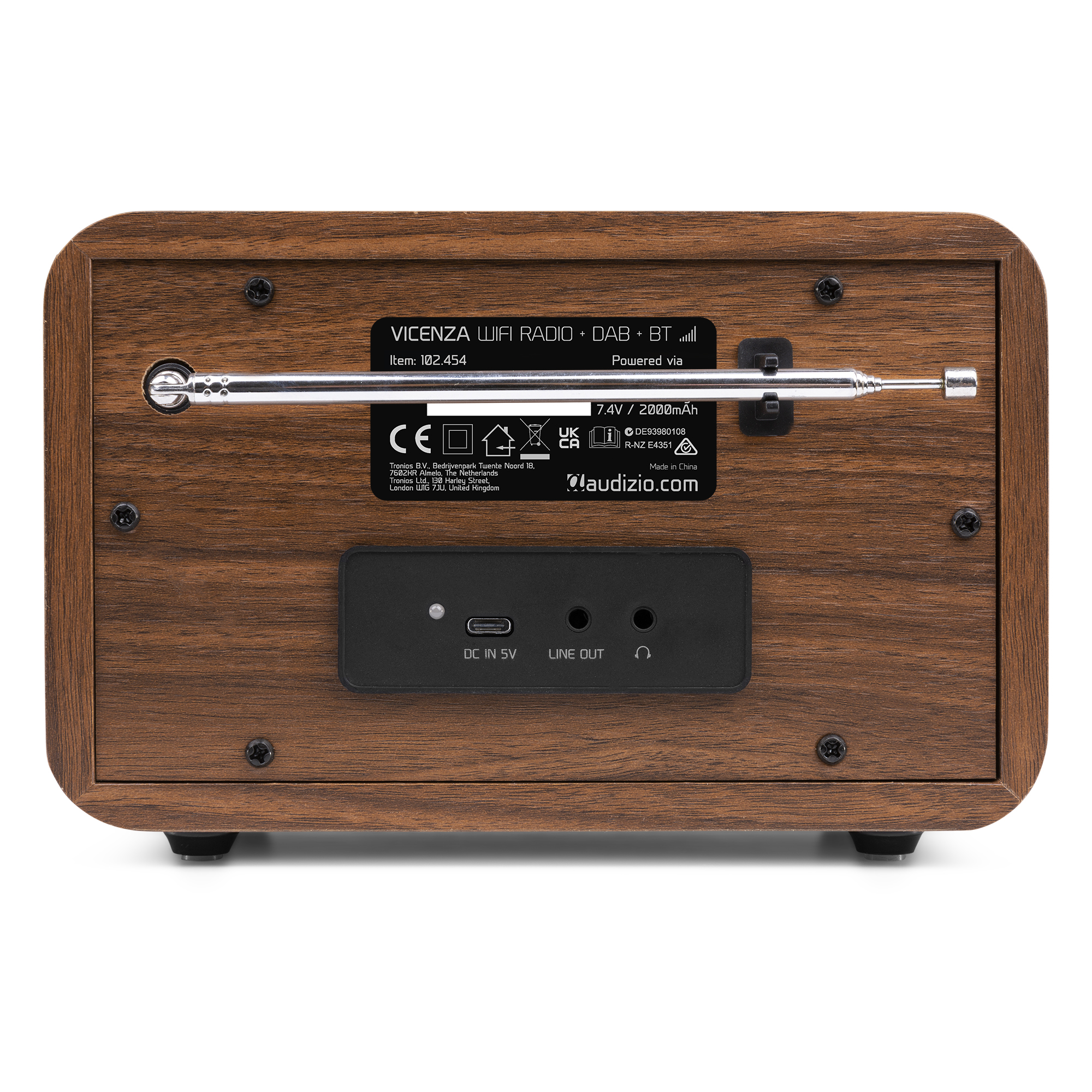 Holzradio mit silberner Antenne und ein paar Anschlüssen auf der Rückseite. Weißer Hintergrund.