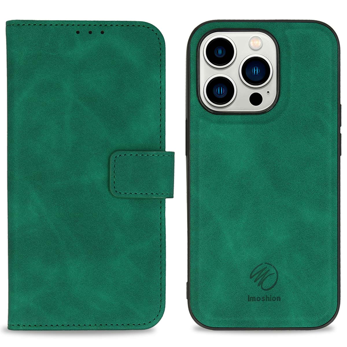Een groene leren telefoonhoes met een flap en logo, open en plat liggend.
