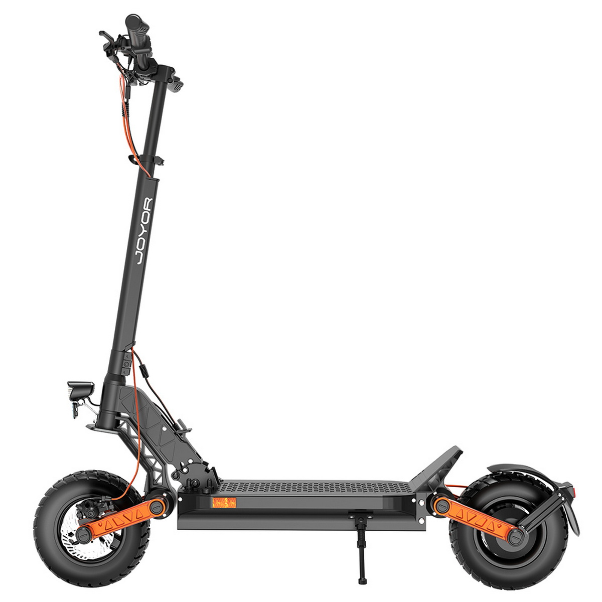 Scooter elettrico nero, dettagli arancioni, su sfondo bianco. Dotato di pneumatici grandi.
