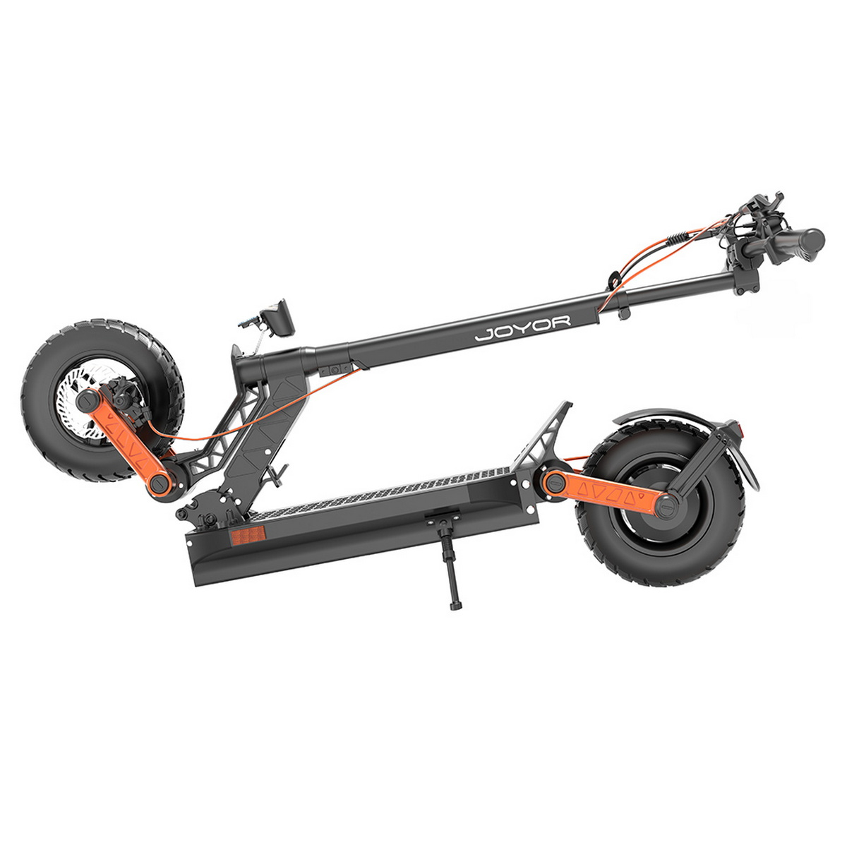 Scooter elettrico nero e arancione su sfondo bianco. È angolato per mostrare il lato.