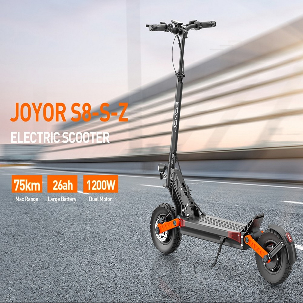 Scooter elettrico nero e arancione con dettagli testuali: autonomia 75 km, batteria 26 Ah, doppio motore 1200 W.