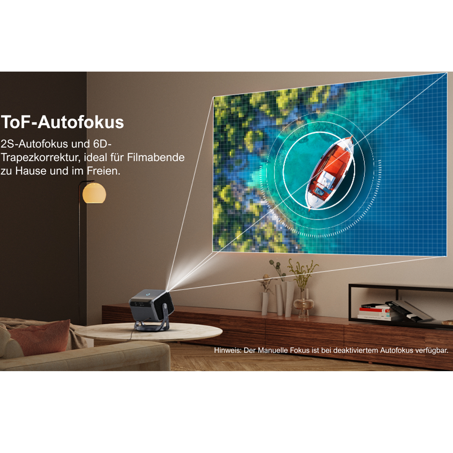 Ein Projektor projiziert ein Bild eines Bootes auf eine Leinwand. Die Szene zeigt ein Wohnzimmer mit einem Tisch.