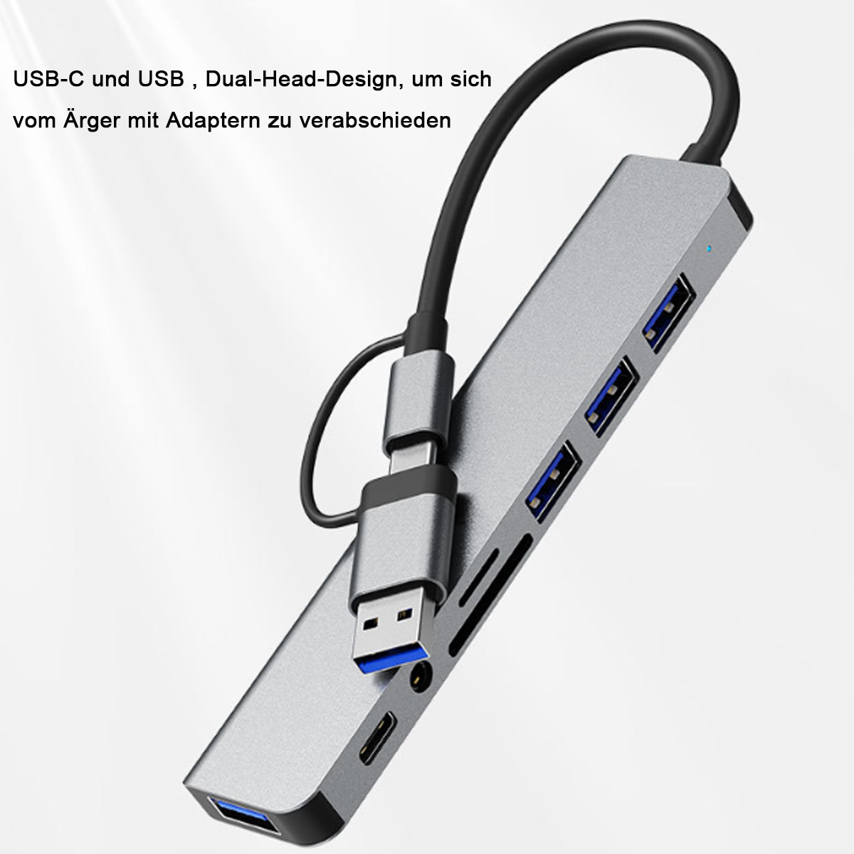Ein silberner USB-Hub mit mehreren Anschlüssen, verbunden mit einem schwarzen Kabel, vor weißem Hintergrund.