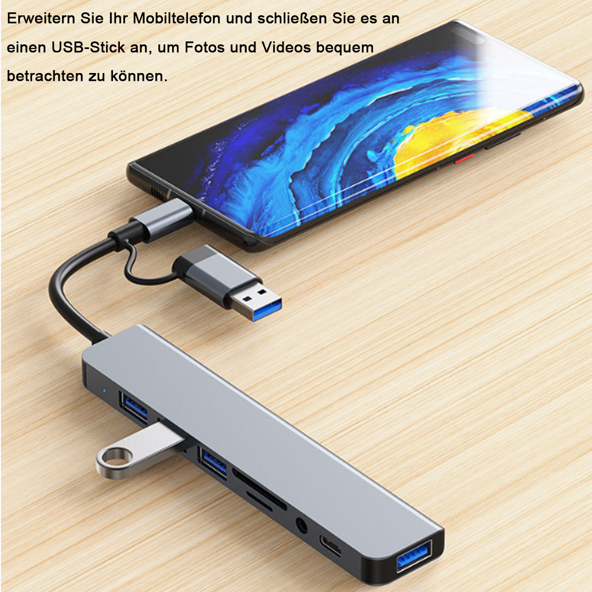 Ein Telefon ist über ein Kabel mit einem USB-Hub verbunden. Der Hub befindet sich auf einer Holzoberfläche. Text sagt, USB-Stick anschließen.