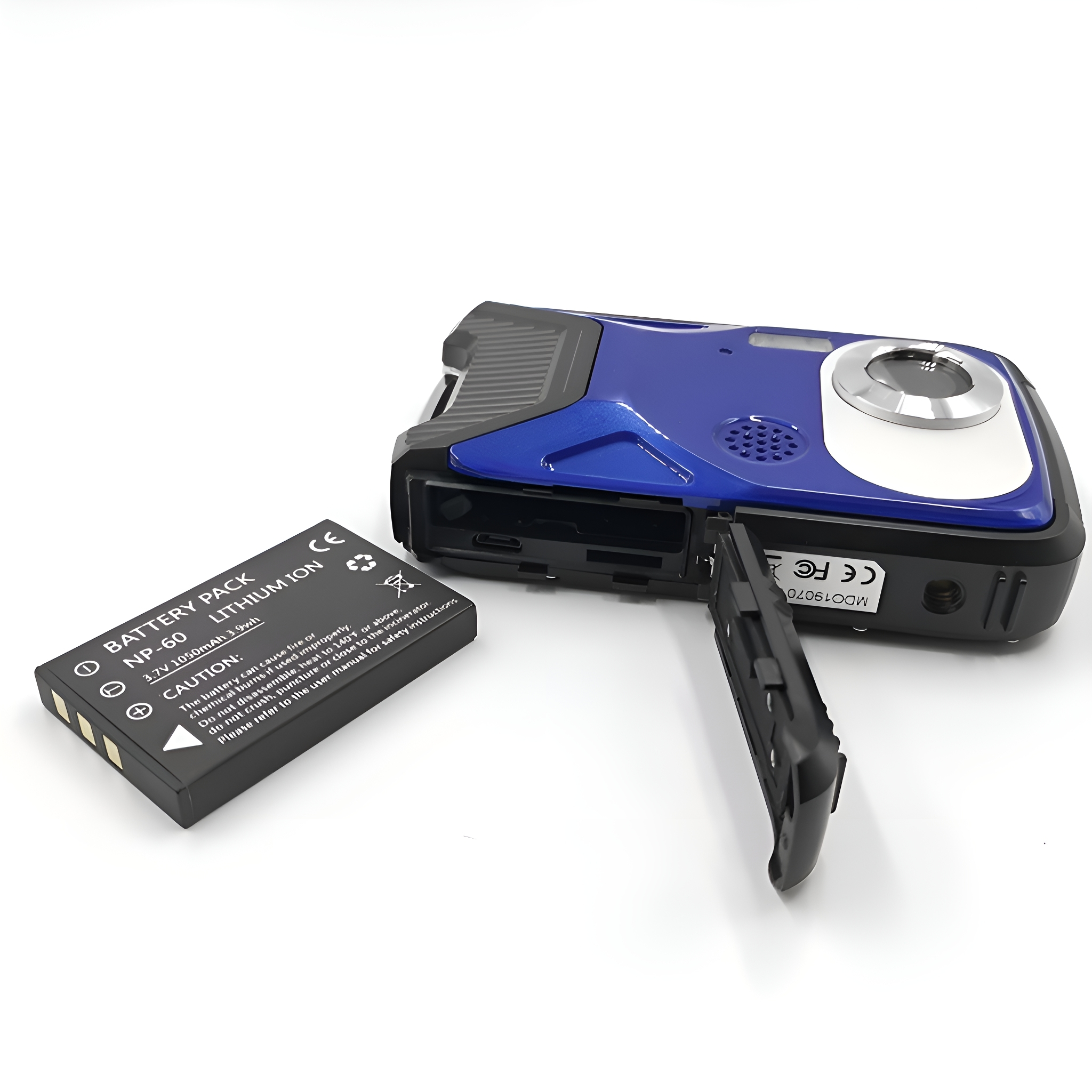 Eine blau-schwarze Digitalkamera mit Akkupack und offenem Fach.