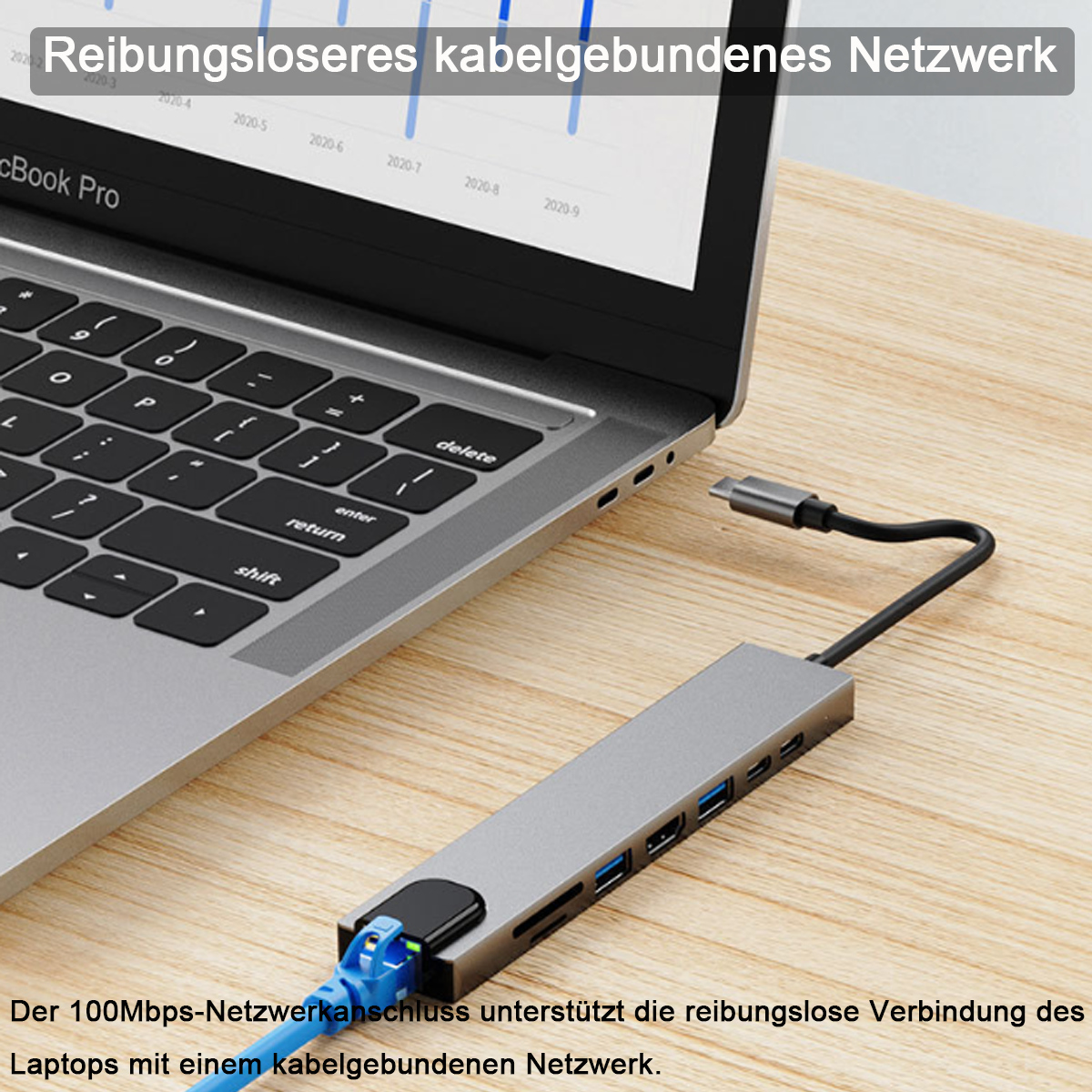 Laptop, angeschlossen an einen Hub mit Ethernet- und USB-Anschlüssen.