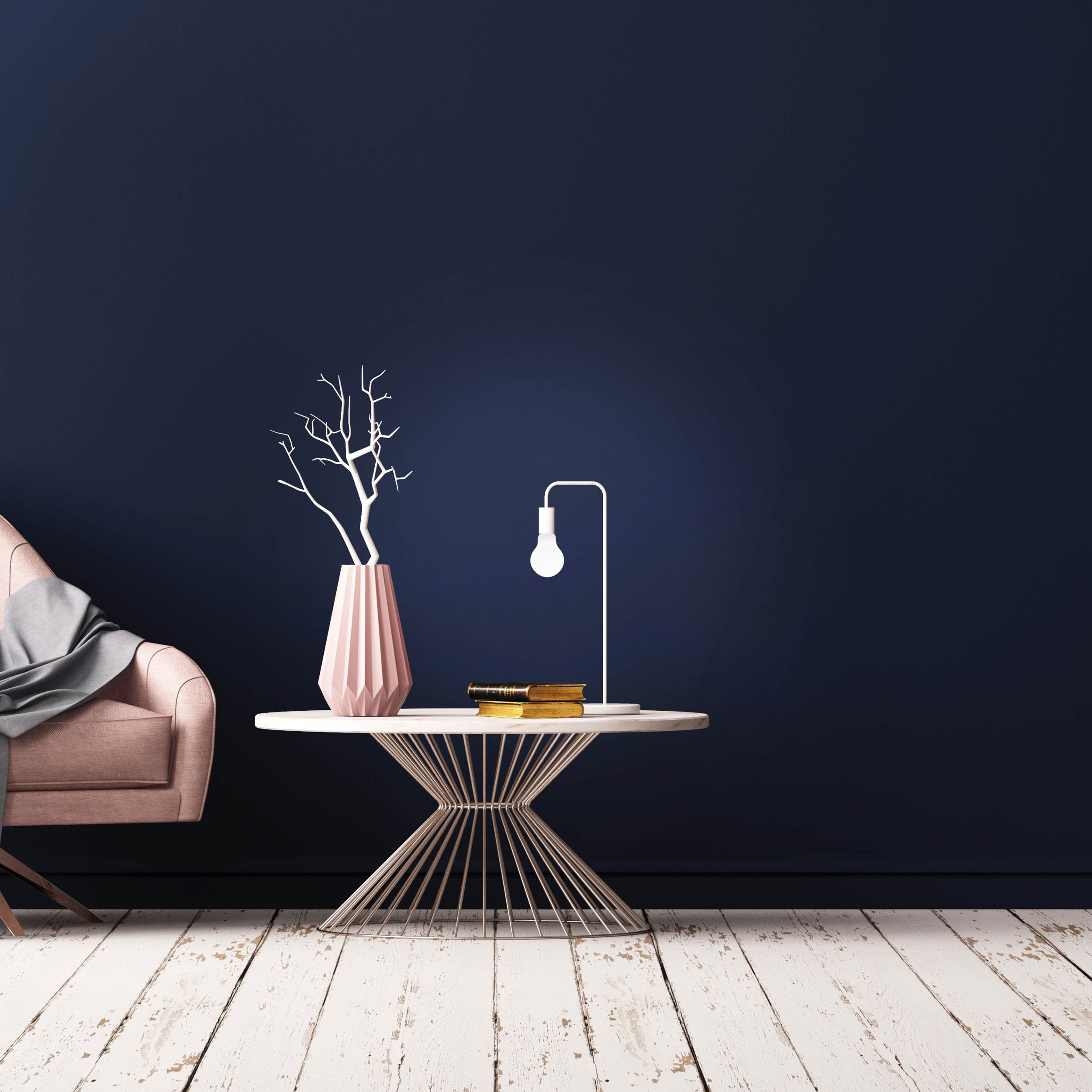 Innenszene: rosa Stuhl, Tisch mit Lampe, Vase und Büchern, dunkelblaue Wand.