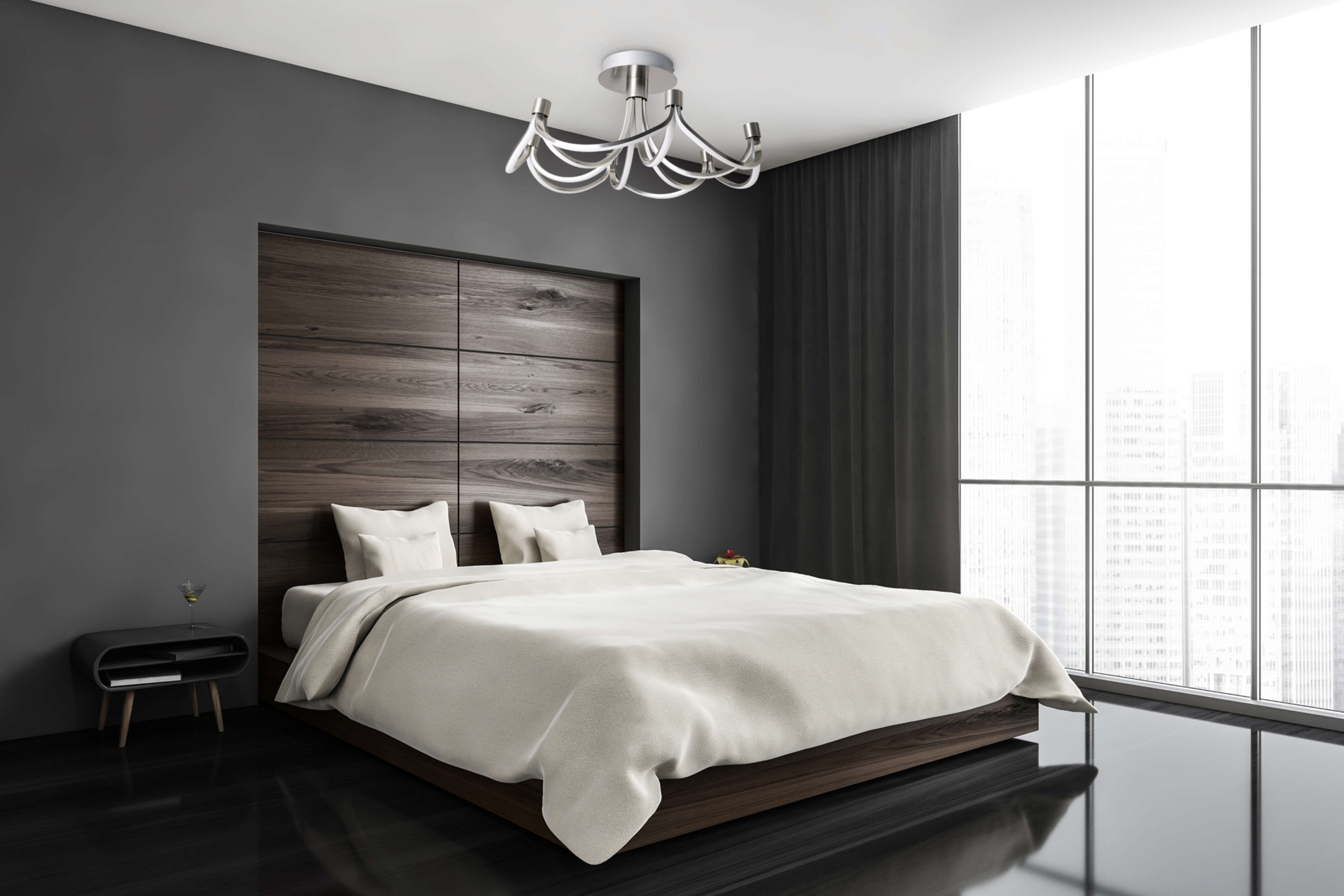 Schlafzimmer mit großem Bett, dunklem Holz-Kopfteil und modernem Kronleuchter. Fenster zeigt Stadtblick.