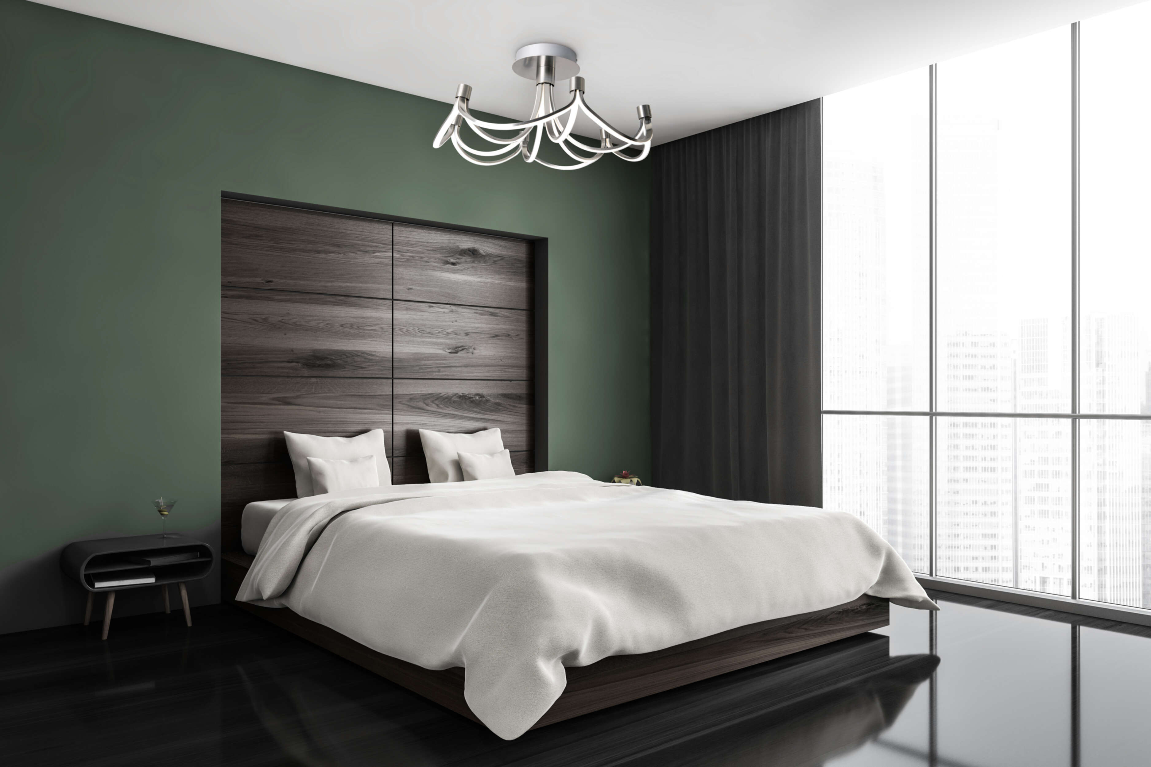 Modernes Schlafzimmer mit dunklem Holz-Kopfteil, Bett mit weißer Bettwäsche und großem Fenster.