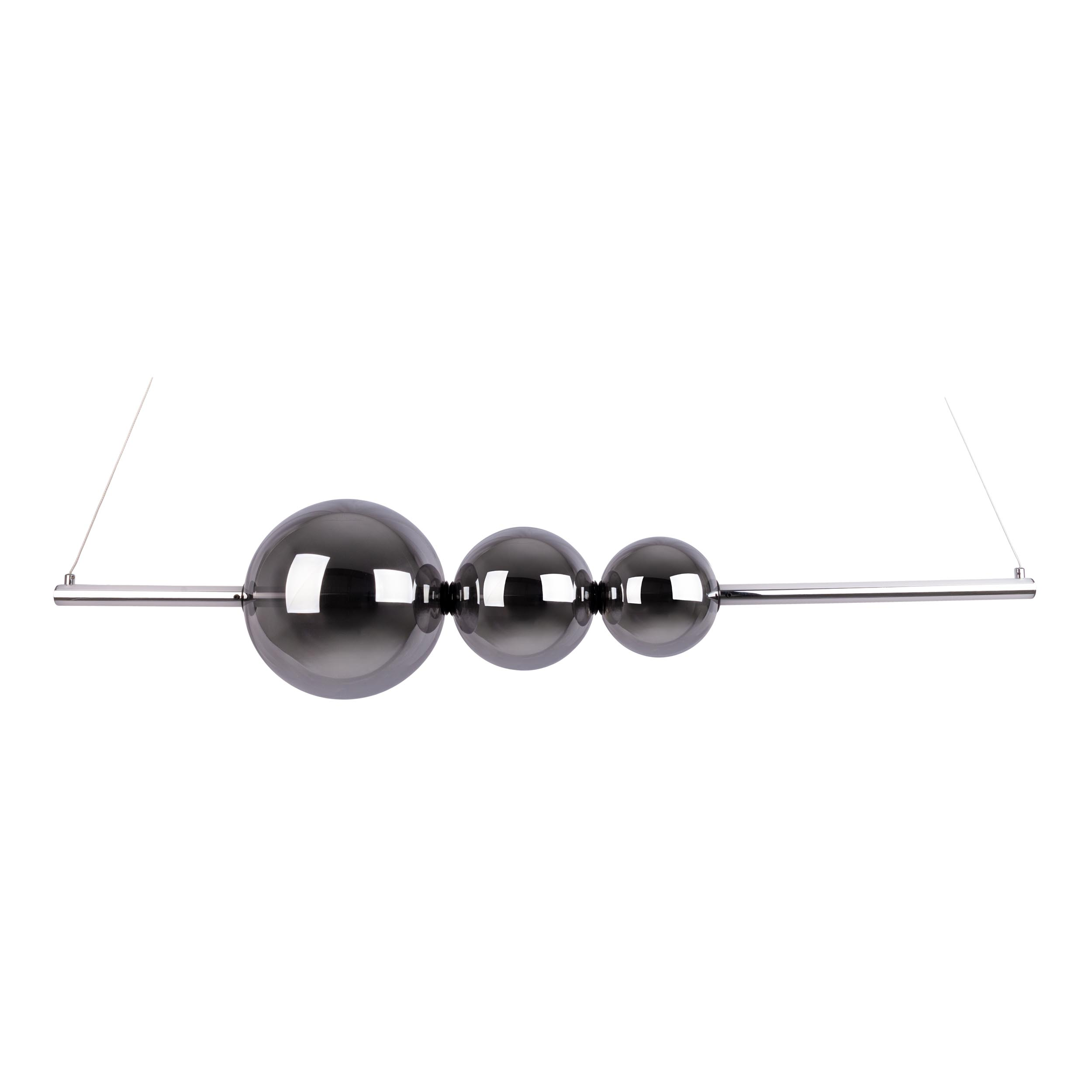 Eine horizontale Metallstange mit drei dunklen, kugelförmigen Kugeln, vor weißem Hintergrund.