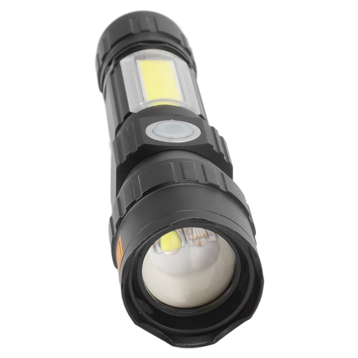 Schwarze Taschenlampe mit hellem weißem Licht von vorne und der Seite.