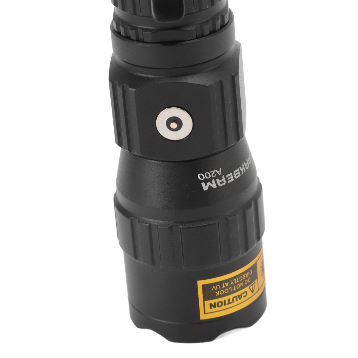 Schwarze Taschenlampe mit Markierungen. Gelbes Warnschild unten. Der Hintergrund ist weiß.