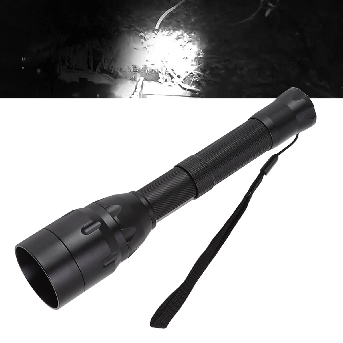 Schwarze Taschenlampe, die Licht aussendet. Im Hintergrund eine Höhle mit Licht.