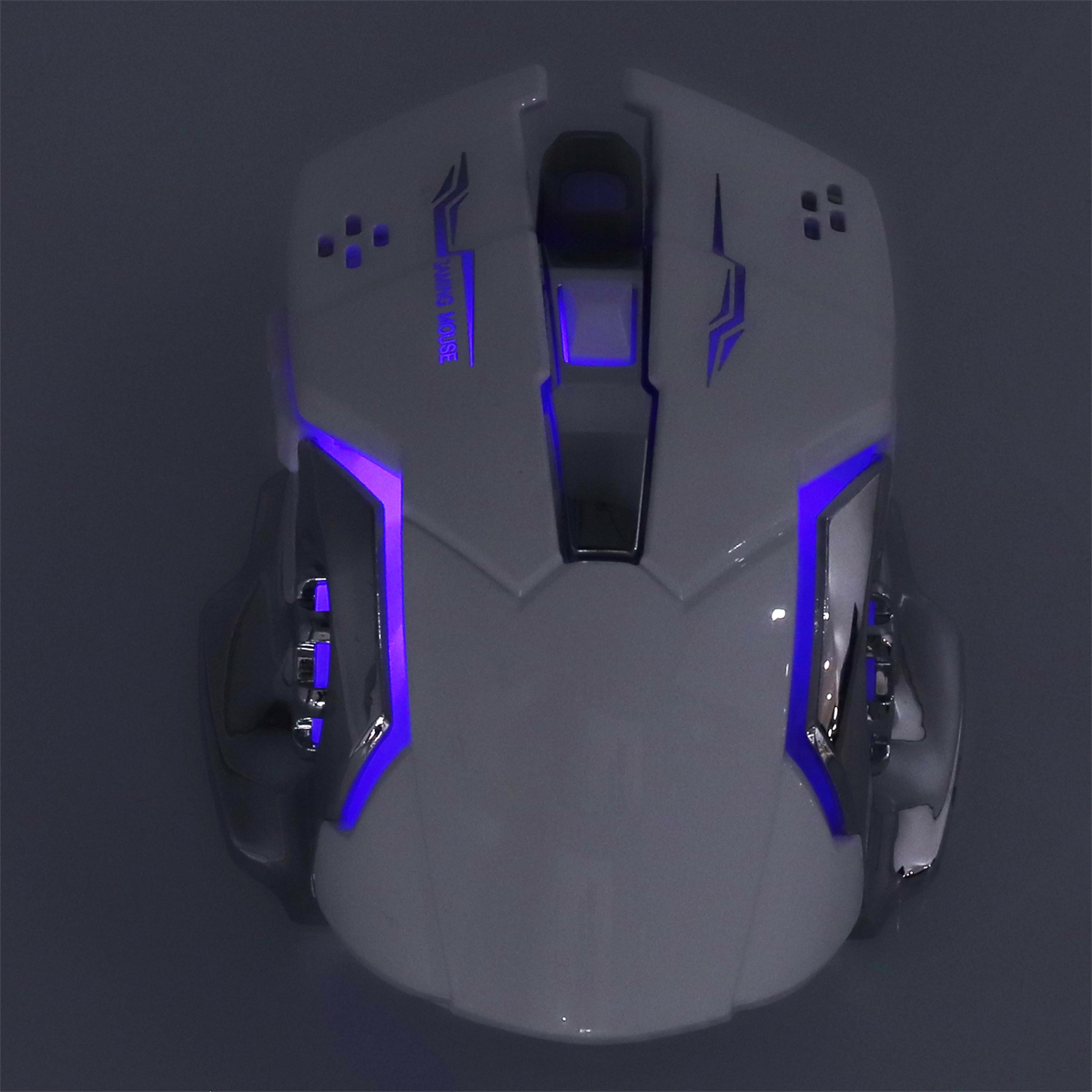 Weiße Gaming-Maus mit lila Lichtern. Futuristisches Design mit mehreren Tasten und LED-Leuchten.