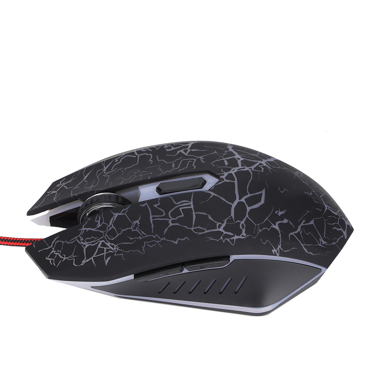 Eine schwarze Gaming-Maus mit Riss-Design. Sie hat ein Scrollrad, Seitentasten und ein rotes Kabel.