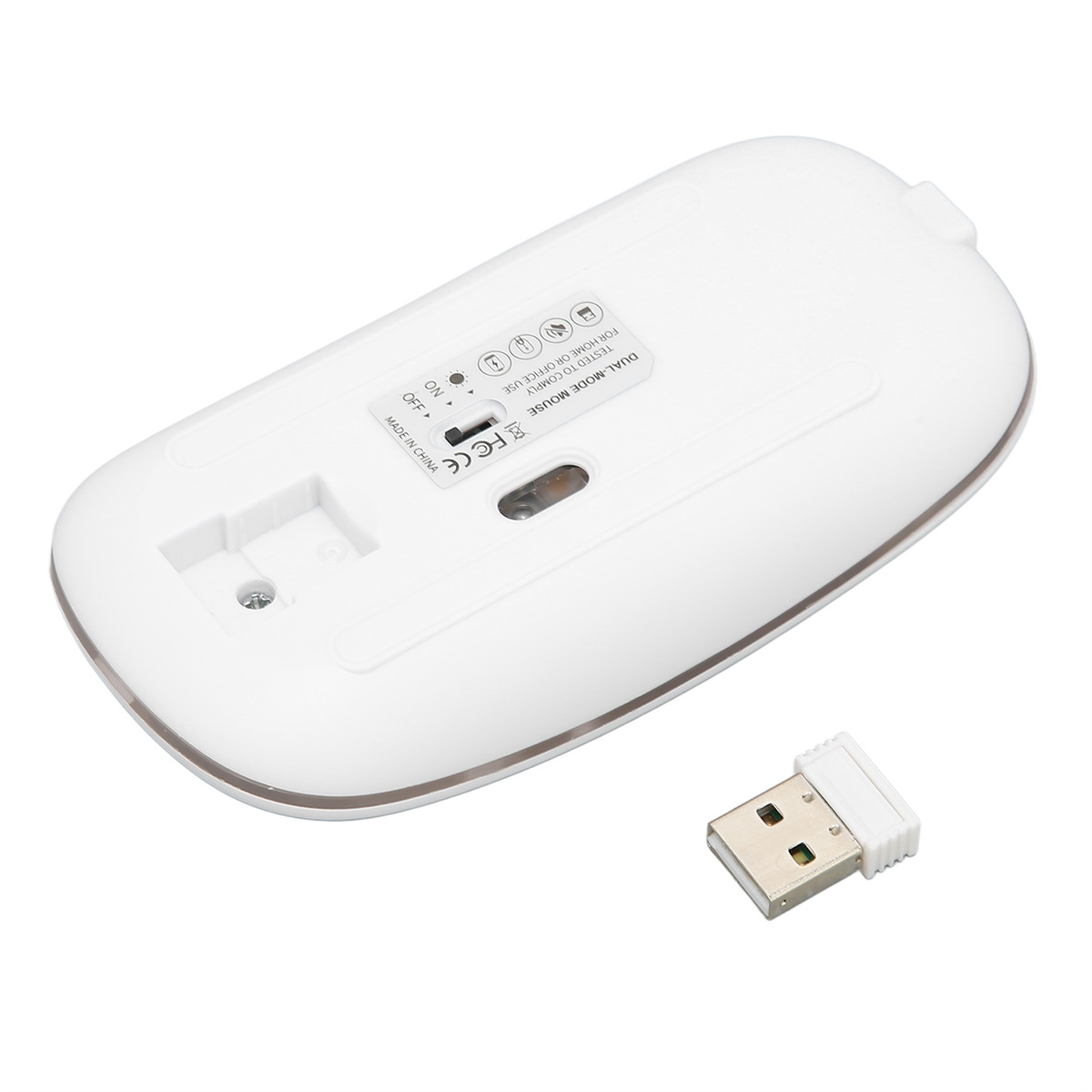 Weiße Computermaus mit USB-Empfänger. Die Maus hat Tasten und einen Schalter. Weißer Hintergrund.