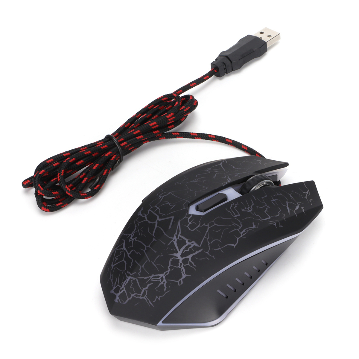 Eine schwarze Gaming-Maus mit Rissmuster und einem rot-schwarzen USB-Kabel.