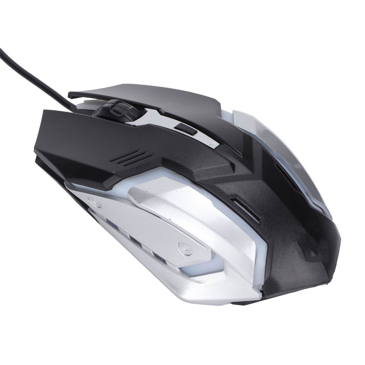 Gaming-Maus mit schwarzer Oberseite, silbernen Seiten und schwarzem Kabel. Schräge Ansicht.