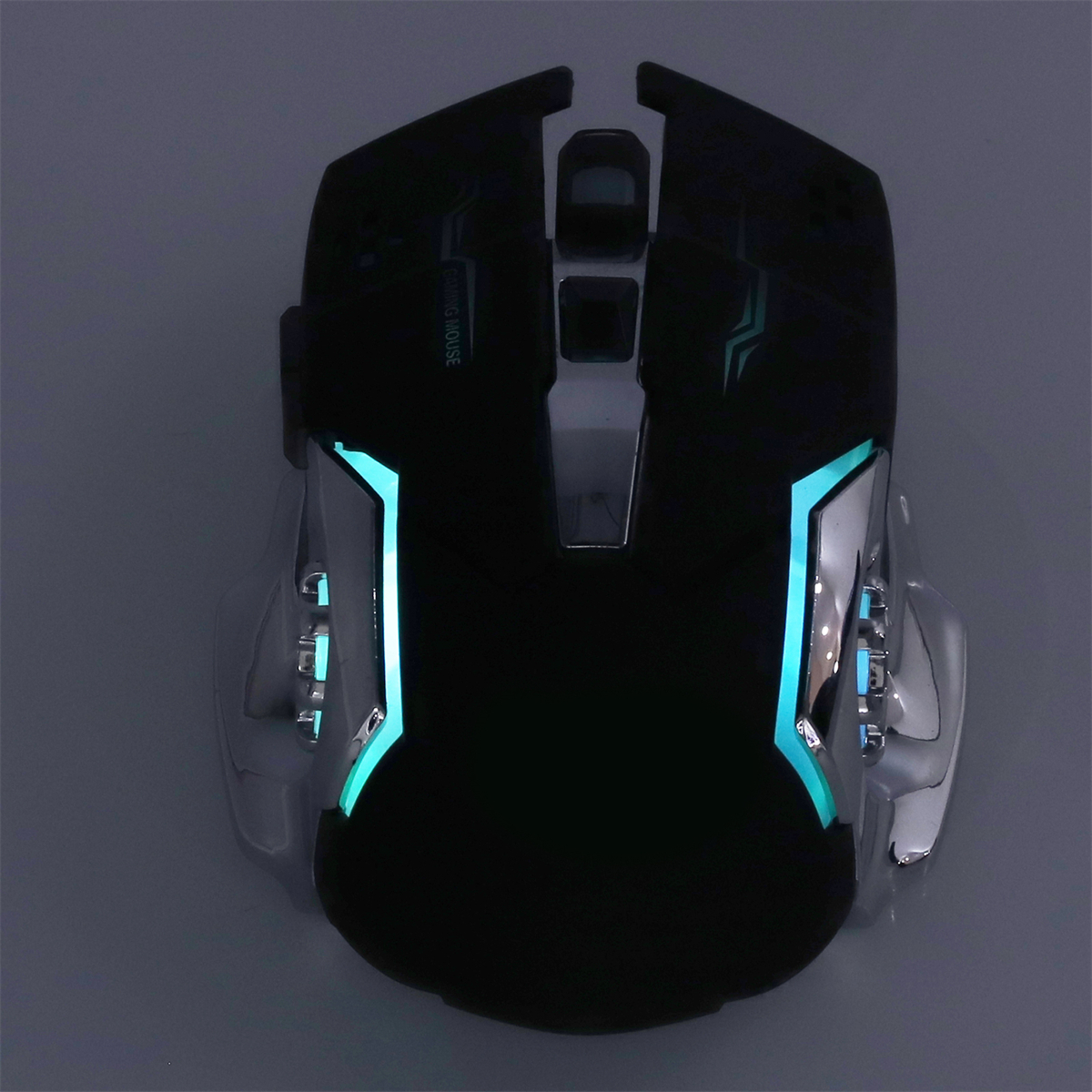 Schwarze Gaming-Maus mit blauen Lichtern und silbernen Akzenten, Draufsicht.