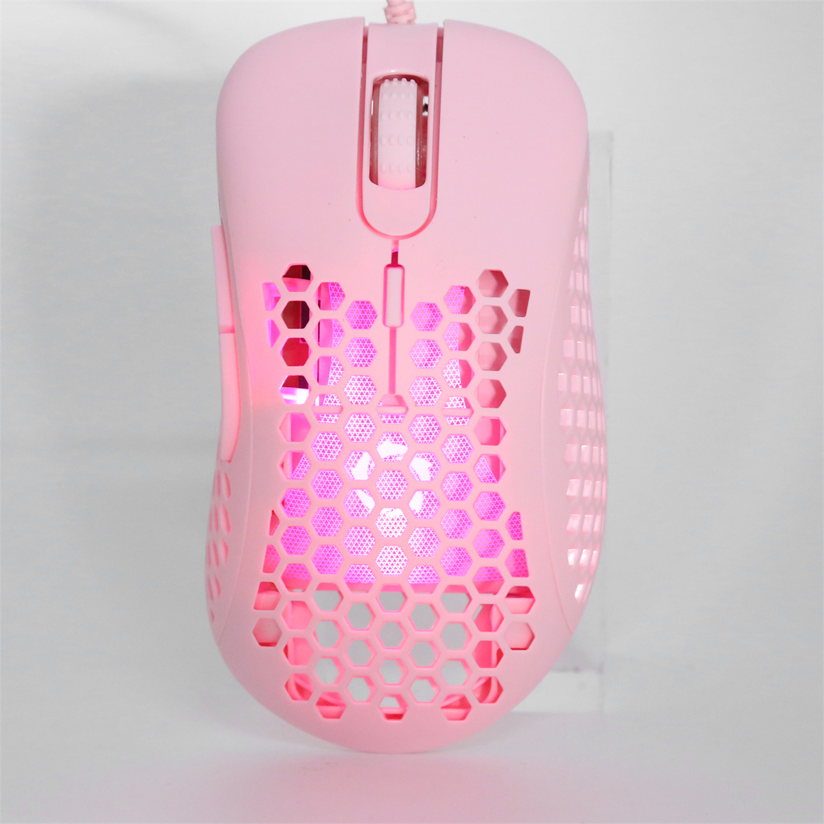 Rosa Gaming-Maus mit Wabenmuster, beleuchtet mit pinkem Licht. Sie hat ein Scrollrad und Tasten.
