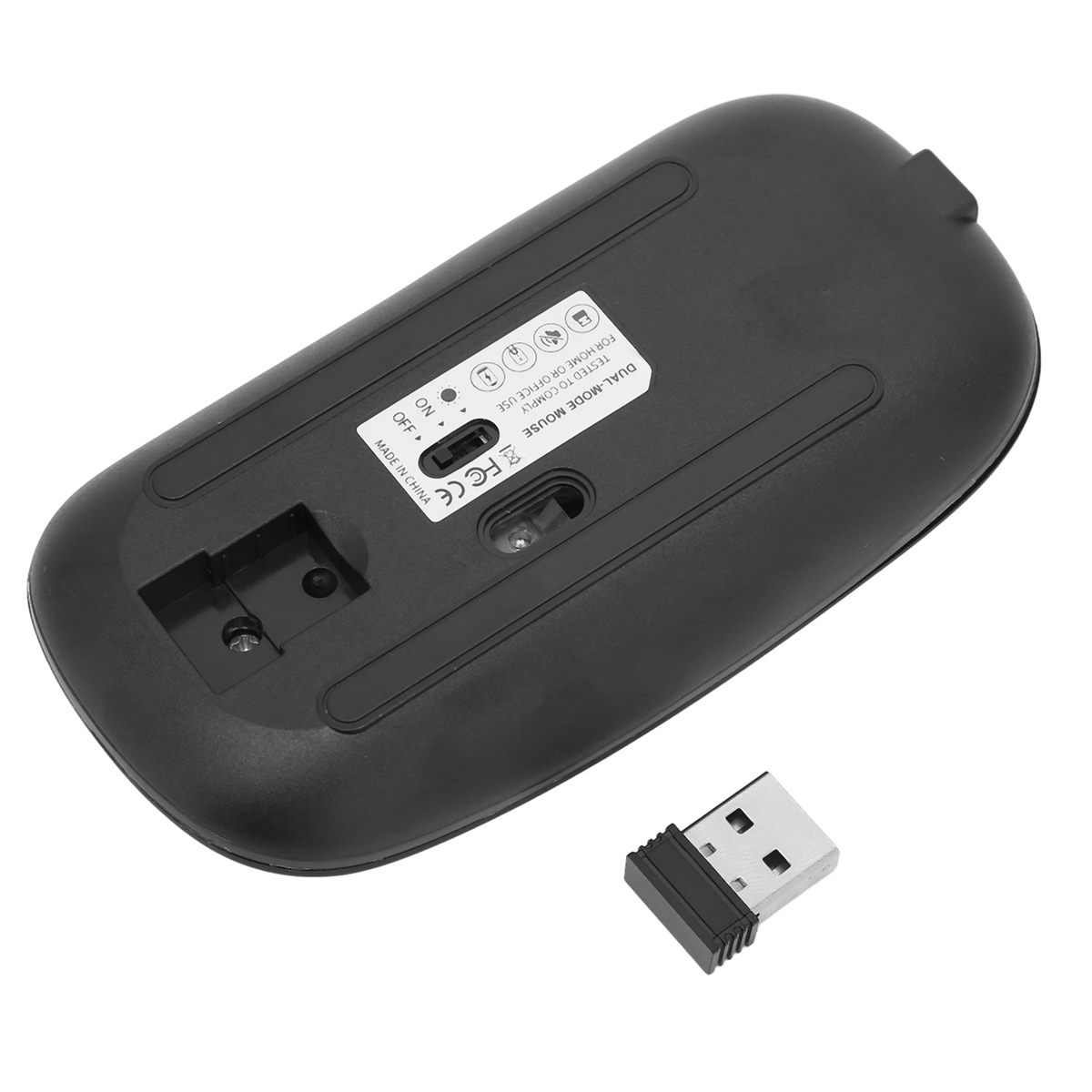 Schwarze Mausunterseite mit USB-Empfänger, auf weißem Hintergrund.