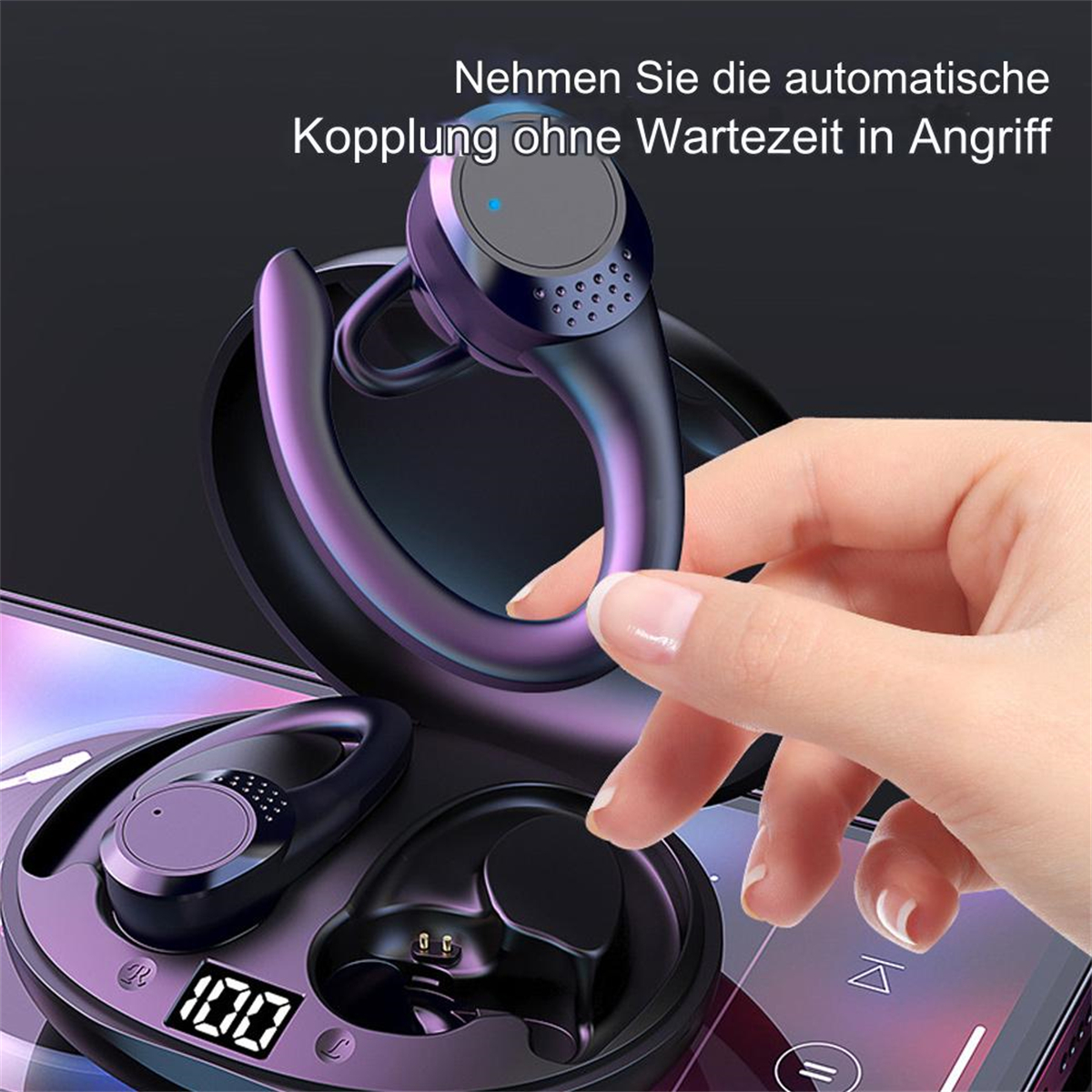 Hand hält ein Headset. Das Headset befindet sich in seinem Ladekoffer.