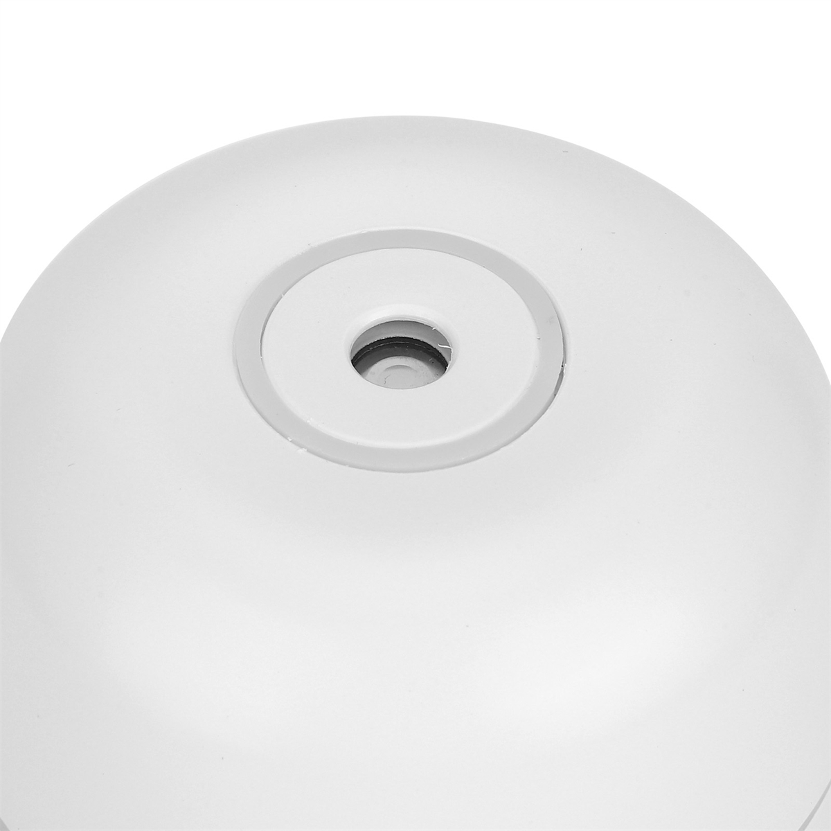Ein weißes eiförmiges Gerät mit einem zentralen Loch, wahrscheinlich ein Smart-Home-Produkt, auf weißem Hintergrund.