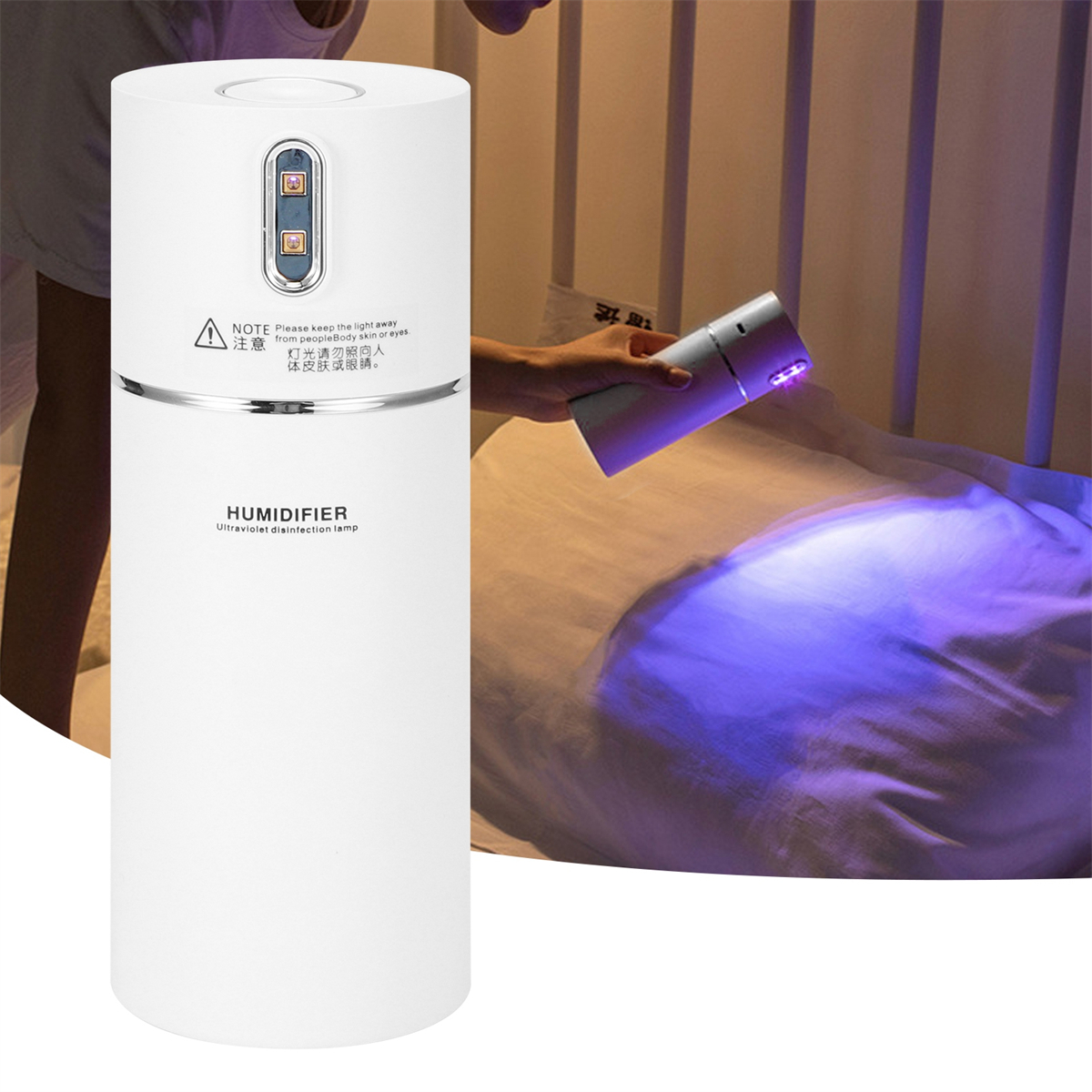 Ein weißer Luftbefeuchter mit einem Warnhinweis und eine Person, die ein UV-Licht auf ein Bett richtet, zur Desinfektion.
