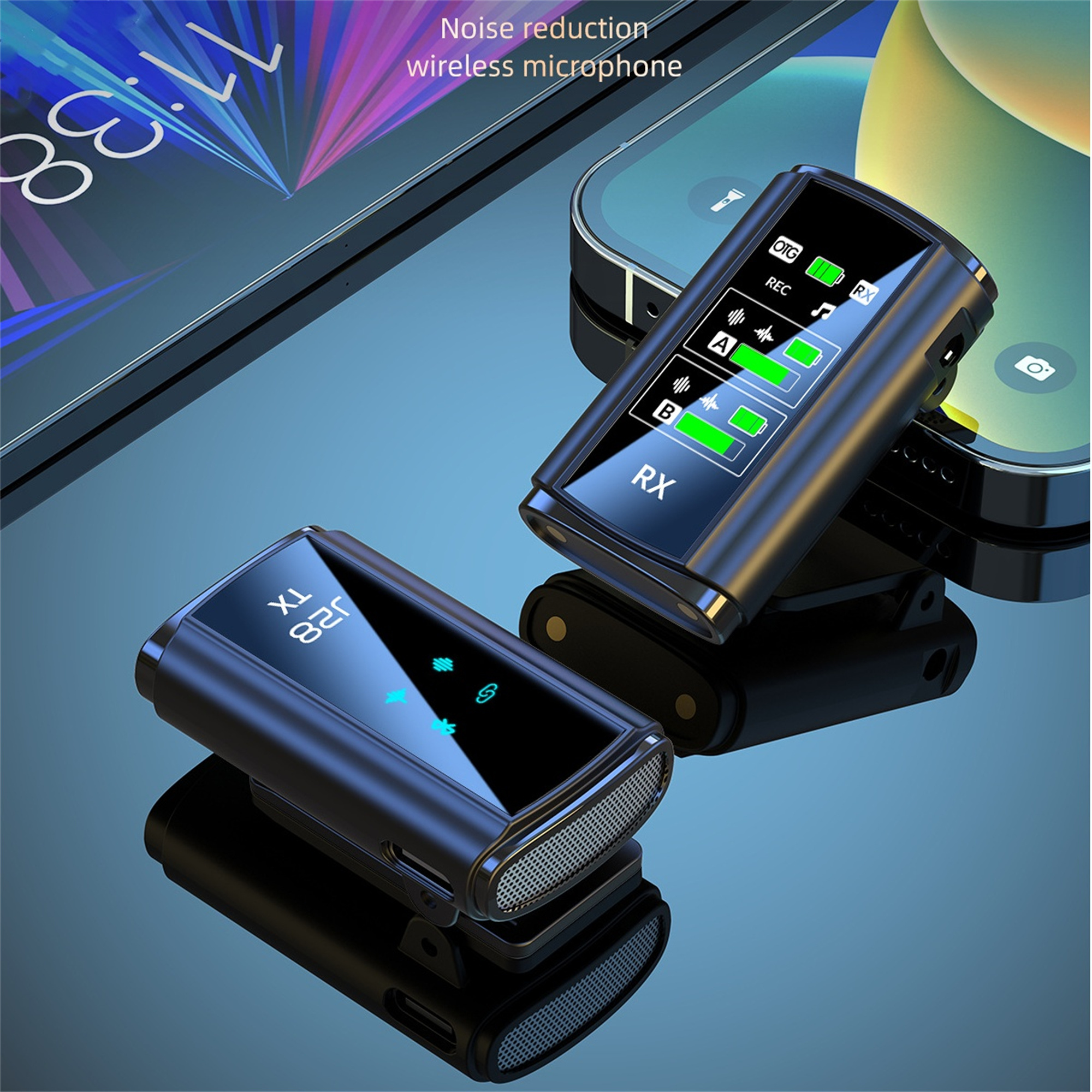Zwei schwarze drahtlose Mikrofone auf einer reflektierenden Oberfläche, vor einem Telefon.