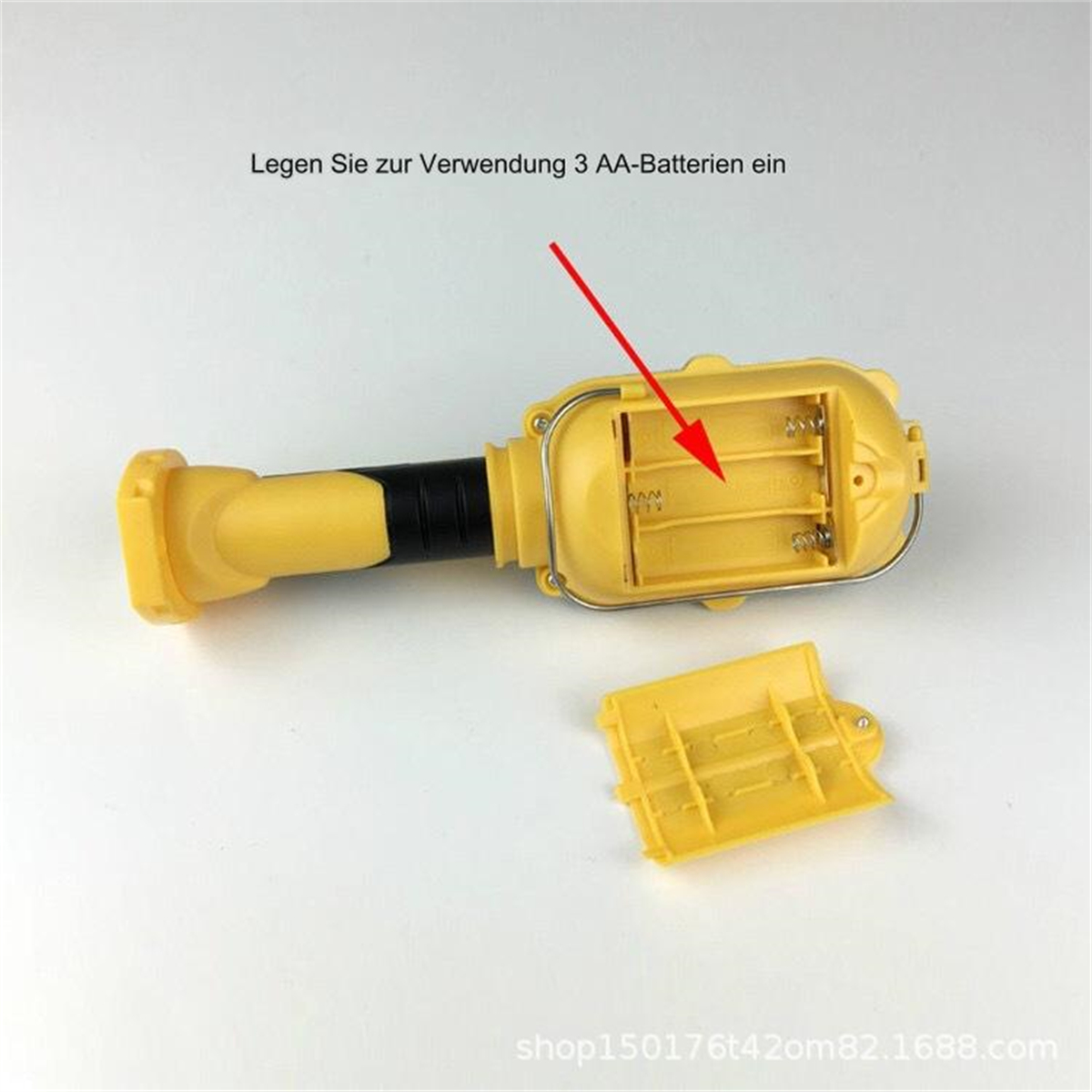 Gelbe Taschenlampe mit geöffnetem Batteriefach. Ein Pfeil zeigt auf den Batterieschacht.