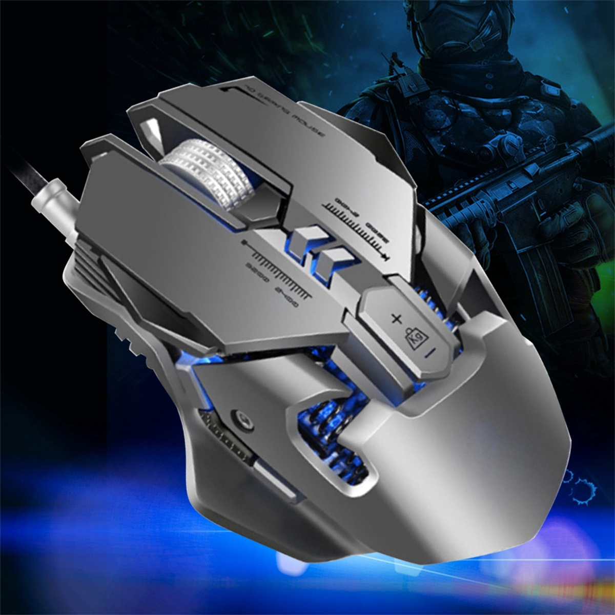 Eine Gaming-Maus, silbern und grau, mit blauen Lichtern und einem Soldaten im Hintergrund.