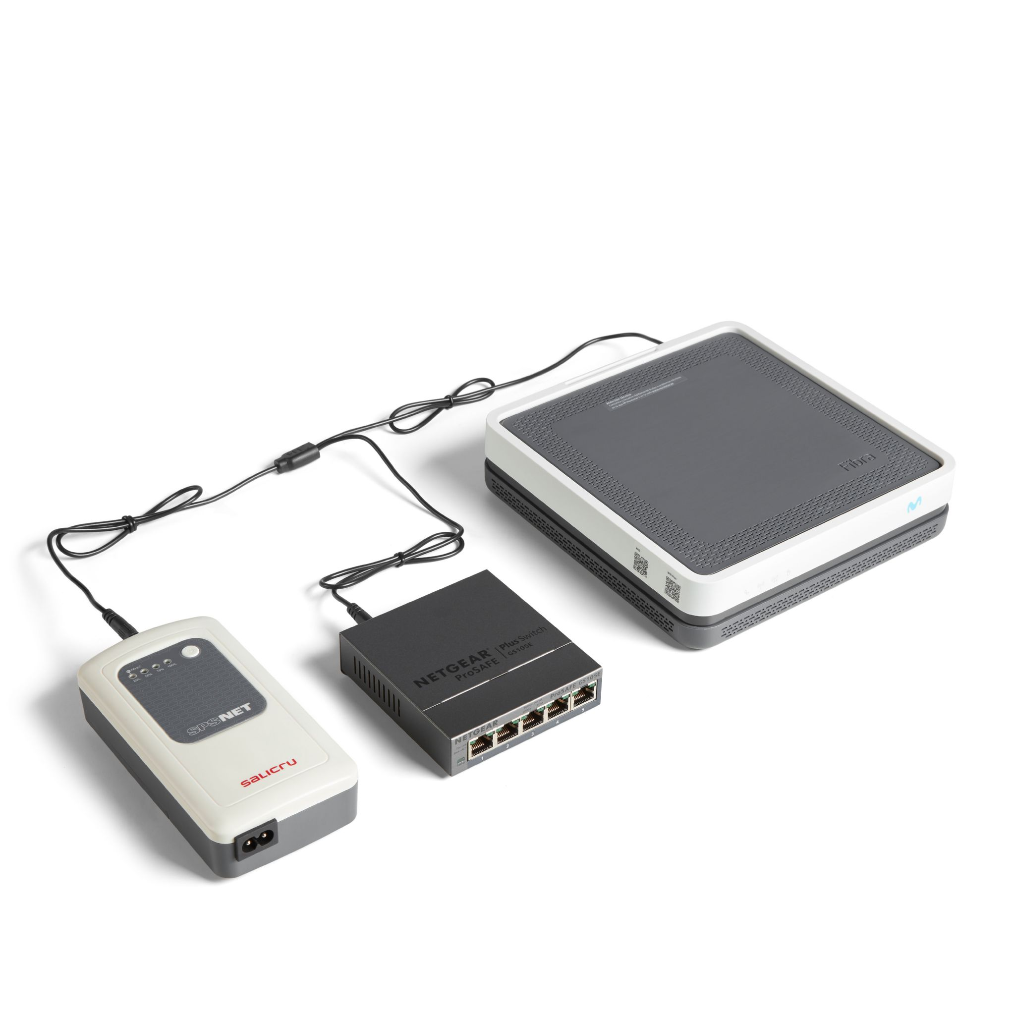 Una configuración de red con una caja blanca, una caja negra y un dispositivo más pequeño conectados por cables, todo sobre un fondo blanco.
