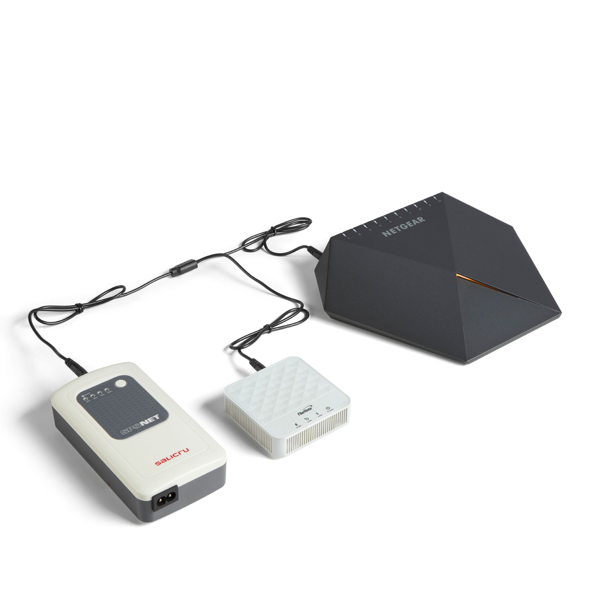 Tres dispositivos electrónicos conectados: un enrutador negro, un módem blanco y una fuente de alimentación.