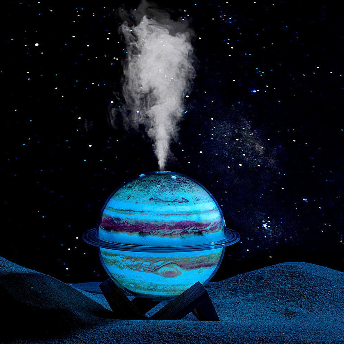 Ein planetenförmiger Luftbefeuchter mit aufsteigendem Dampf, auf dunklem, sternenübersätem Hintergrund, mit Holzständer.
