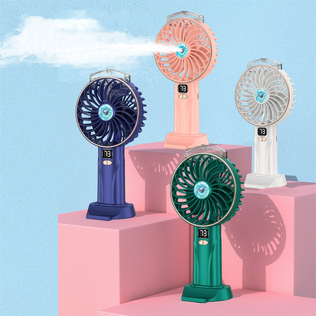 Vier tragbare Vernebler, in Blau, Rosa, Grün und Weiß, auf einem rosa-blauen Ständer.