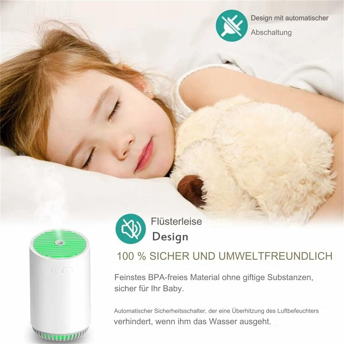 Ein schlafendes Mädchen mit einem Luftbefeuchter. Der Luftbefeuchter ist grün und weiß. Mit Teddybär.