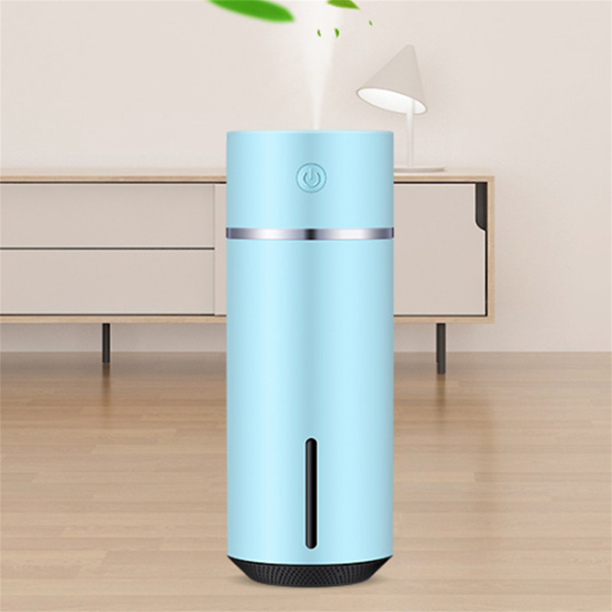 Ein blauer, zylindrischer Luftbefeuchter mit schwarzem Sockel, vor einem Holzschrank und weißer Wand.