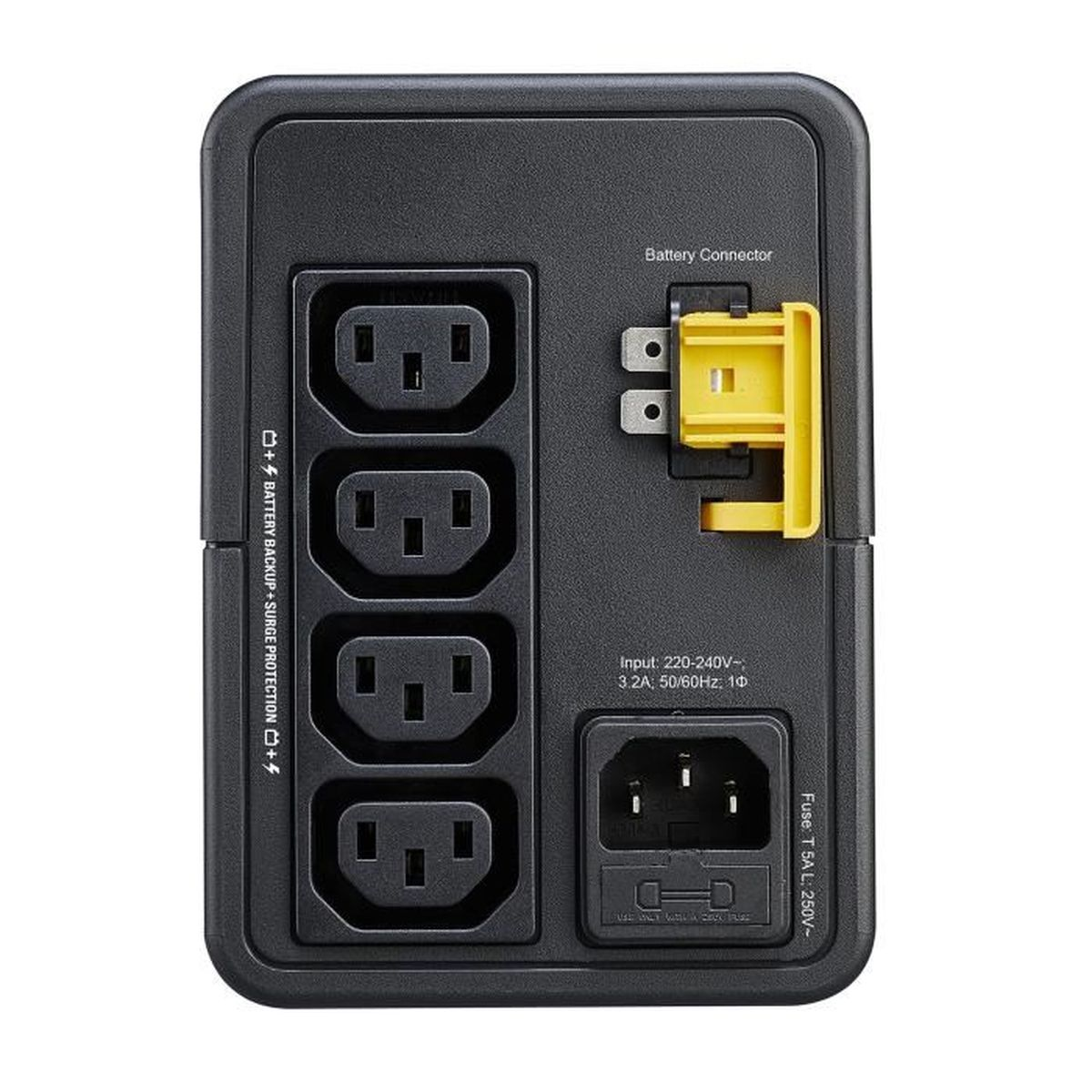 Schwarzes Netzteil. Vier Steckdosen, ein Eingang und ein Batterieanschluss.