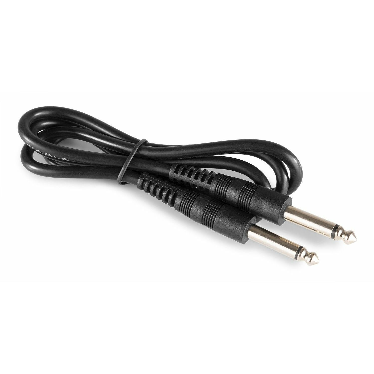 Zwarte audiokabel met twee jacks met zilveren uiteinden.