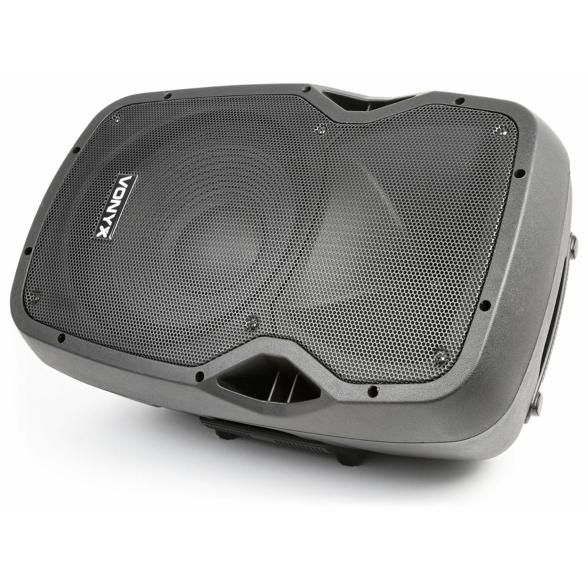 Altavoz gris con una rejilla frontal, vista en ángulo, sobre fondo blanco.