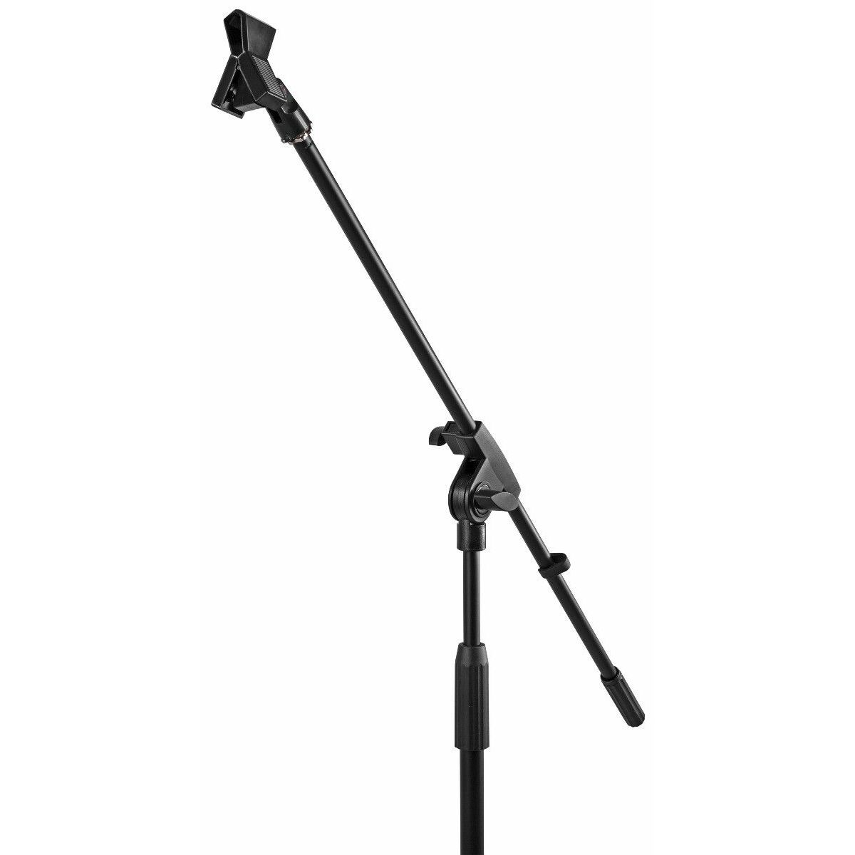 Un soporte de micrófono negro, en ángulo. Tiene una base, un poste vertical y un brazo horizontal con un clip para micrófono.