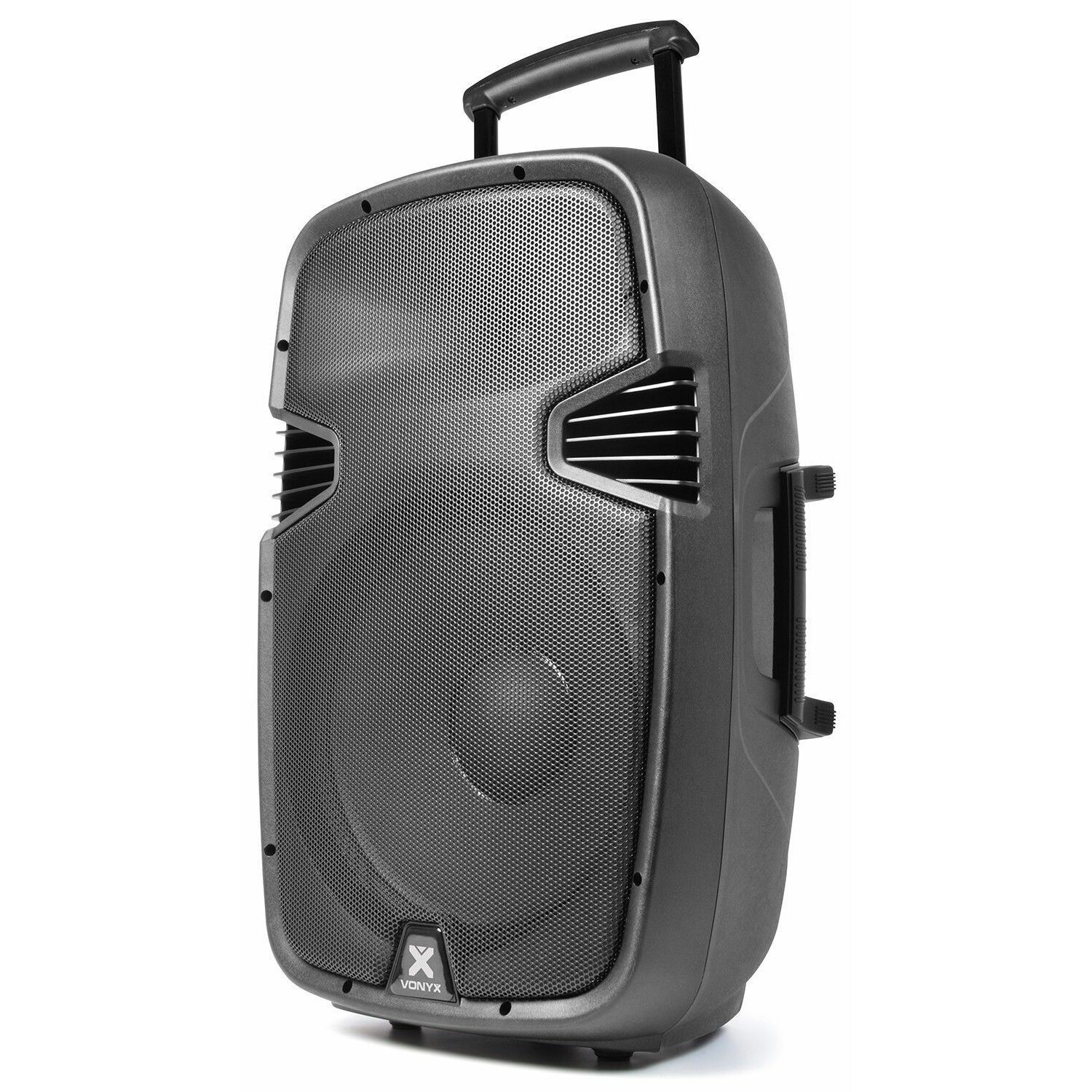 Altavoz negro con asa y ruedas, rejilla negra, fondo blanco.