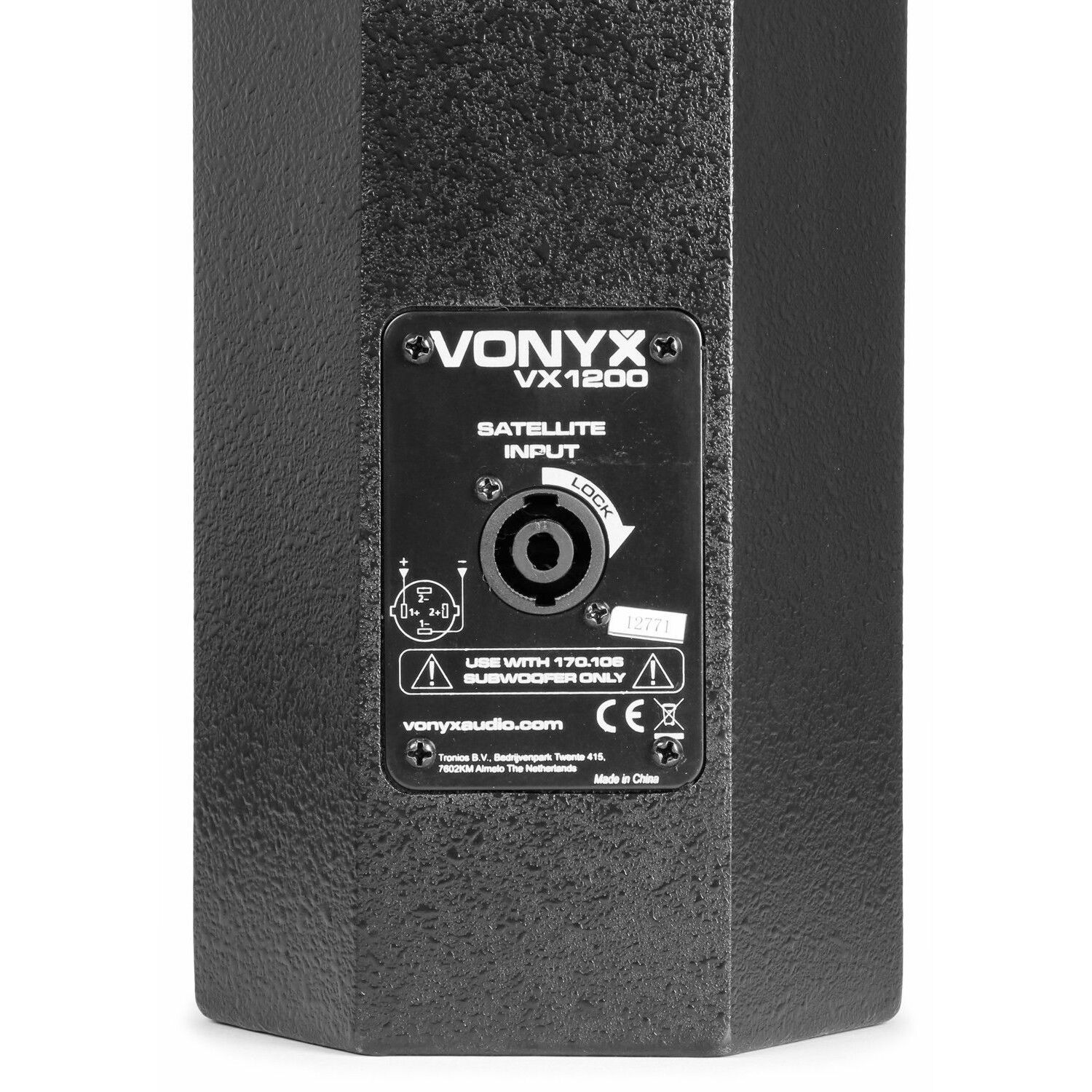 Zwart luidsprekerpaneel met Vonyx en tekst. Heeft een satellietingang en andere aansluitingen.