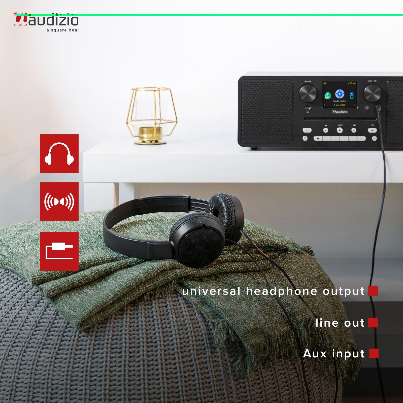 Un système audio noir avec un casque et un coussin, montrant les étiquettes d'entrée/sortie.