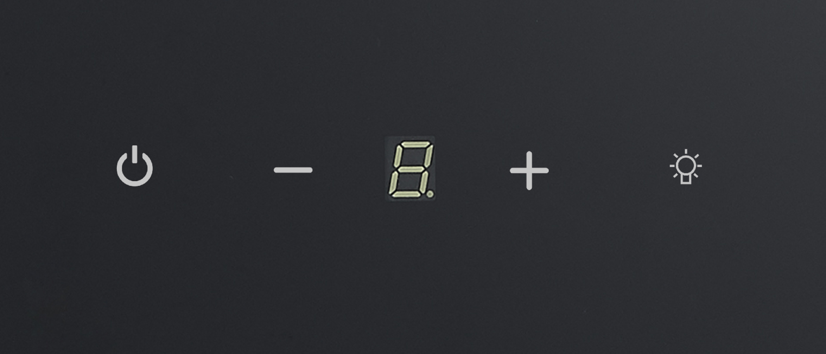 Digitaal display met aan/uit-knop, min, nummer 8, plus en gloeilamp-iconen.