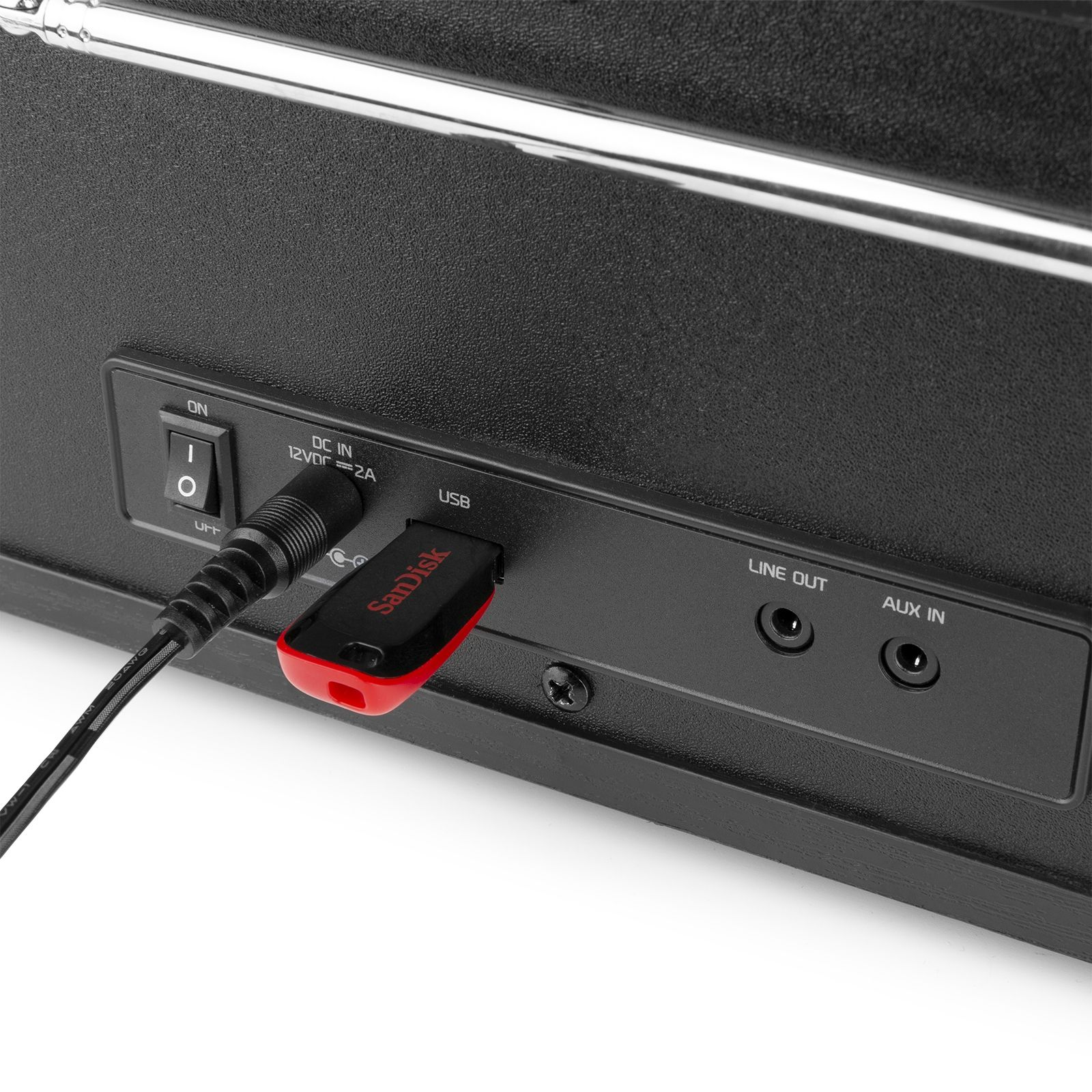 Ein schwarzes Radio mit eingestecktem USB-Laufwerk. Es hat Knöpfe, Anschlüsse und einen Netzschalter auf der Rückseite.