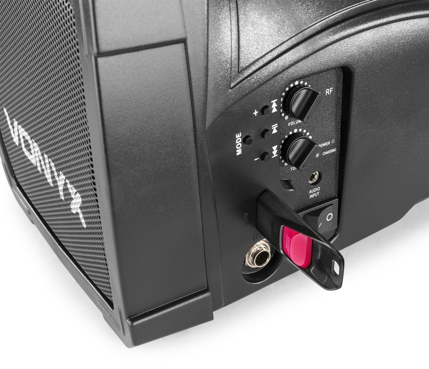 Primer plano del lateral de un altavoz negro. Tiene perillas de control y puertos.