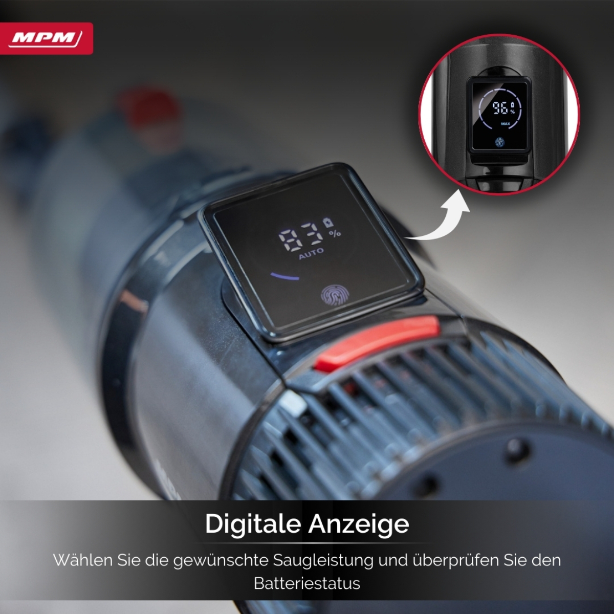 Nahaufnahme eines schwarzen Staubsaugers mit Digitalanzeige. Die Anzeige zeigt Akku und Modus.